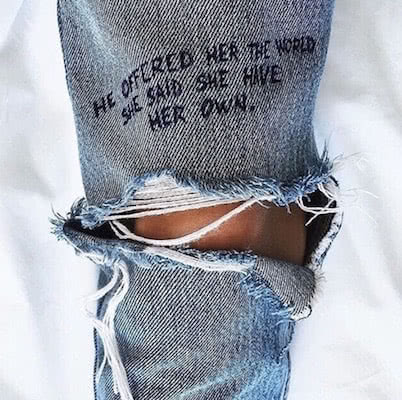 Phrase brodée sur un pantalon en jeans